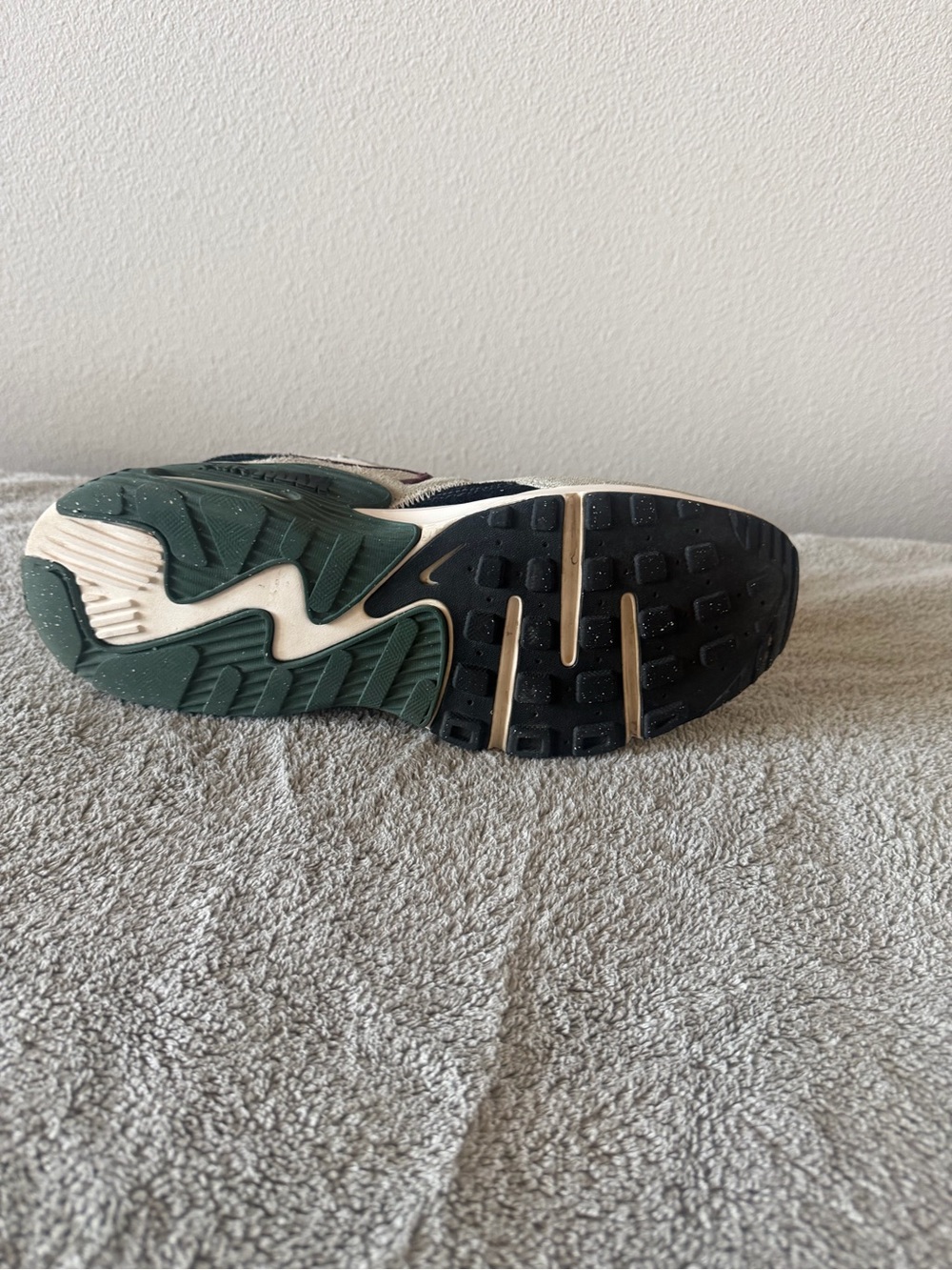 Nike Men’s Sneakers in Beige, Green, Black - Picture 5 of 9